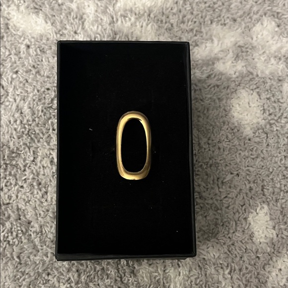 Chic Gold Oval Statement Ring - Picture 4 of 4